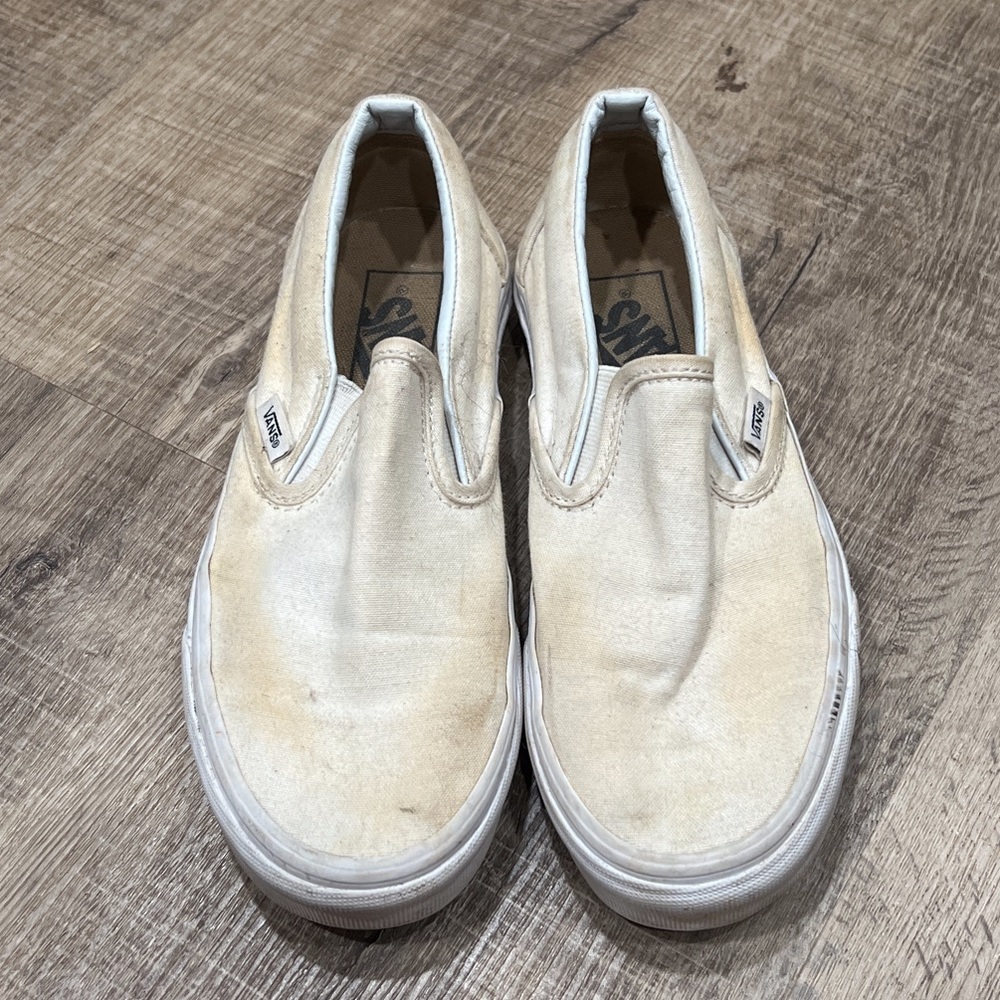 WHITE (DIRTY) SLIP ON VANS. SIZE: 6